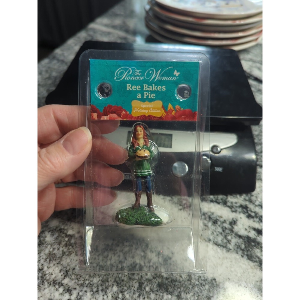 Pioneer Woman Christmas Village Accessory "Ree Bakes A Pie" Figure NIP